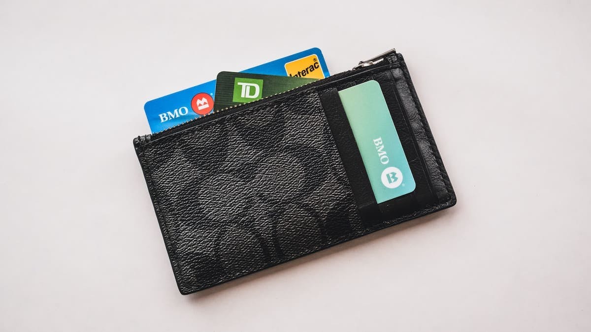 Le guide ultime sur les frais annuels de cartes de crédit au Canada