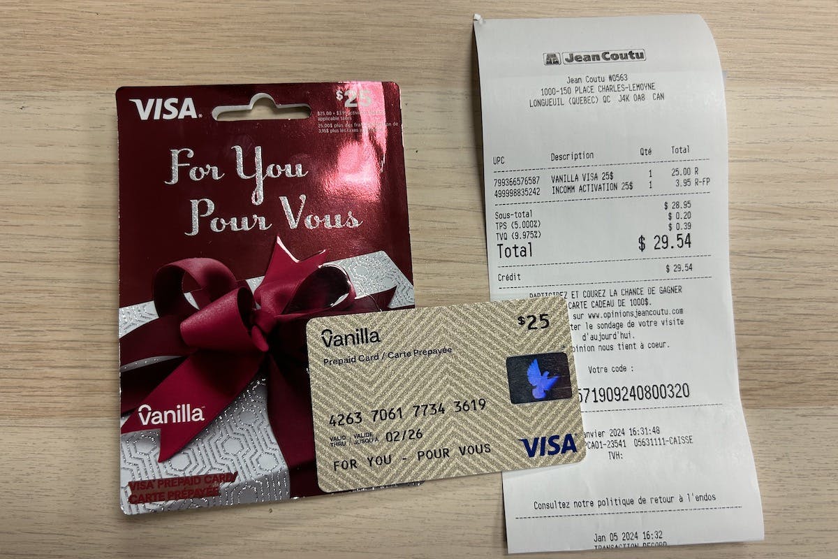 La carte prépayée Visa Vanilla, son emballage ainsi que la facture de Jean-Coutu détaillant les frais pour utiliser ce genre de cartes.