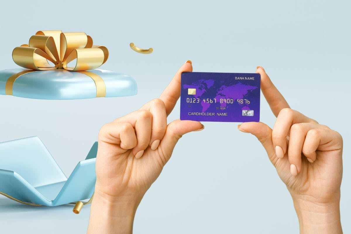 Un cadeau et des mains tenant une carte de crédit pour montrer les offres de bienvenue