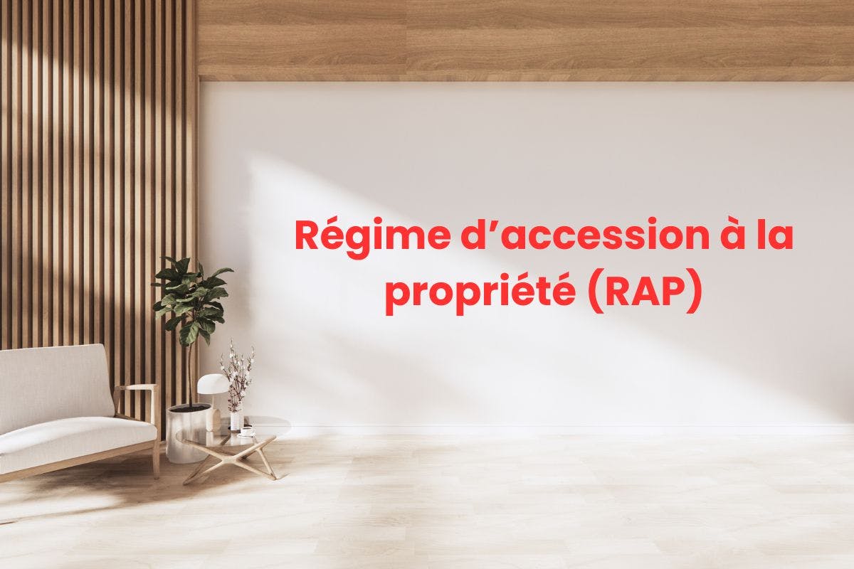 Pièce avec divan et plante, mur blanc avec l'inscription Régime d'accession à la propriété (RAP)